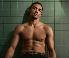 开云网页版-阿诺德为Calvin Klein拍摄内裤广告，半裸出镜大秀健美身材
